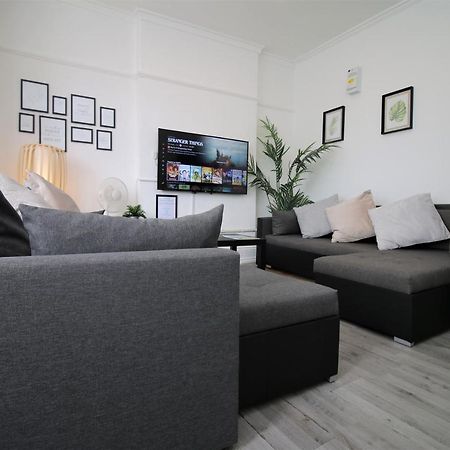 Free Local Parking - Fast Wifi - Sleeps 10 Guests By Property Promise Cardiff Eksteriør billede